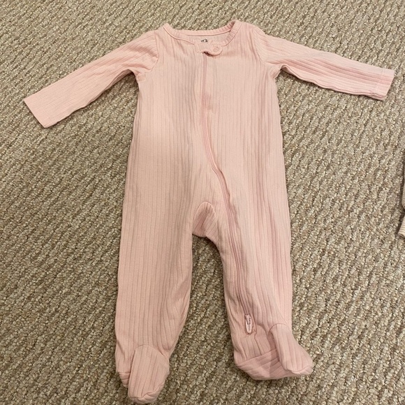 Carter’s Baby Girl Size 6 months Lot of Clothing Pants, Top, Footie Pajamas - Picture 8 of 11